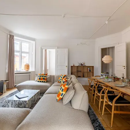 Appartamento Rare 4br W Unique Details In Cph Copenaghen