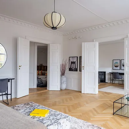 아파트 Rare 4br W Unique Details In Cph 코펜하겐