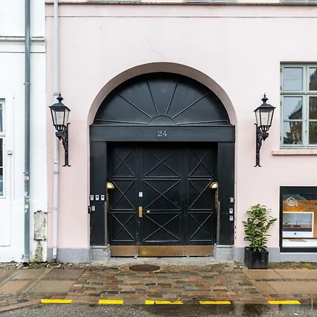 Rare 4br W Unique Details In Cph קופנהגן