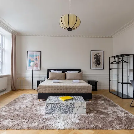 Rare 4br W Unique Details In Cph קופנהגן
