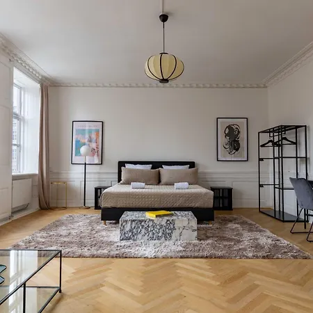 דירה Rare 4br W Unique Details In Cph קופנהגן