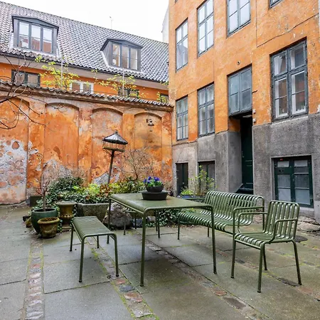 Rare 4br W Unique Details In Cph קופנהגן